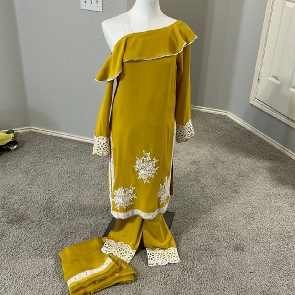 Kurta kameez Duppatta, pants. off shoulder yellow white lace top. long sleeve S